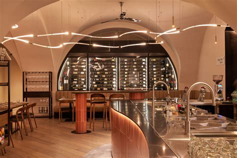 Interiér vinotéky s ponukou miestnych vín