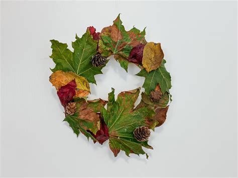 jesenný veniec z gaštanov, listov a šišiek