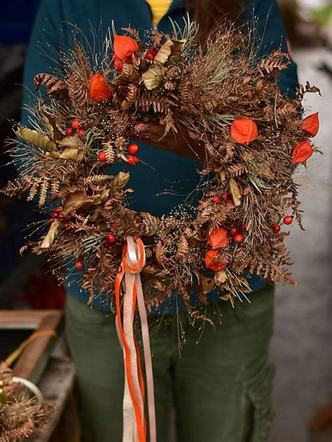 štýlový jesenný veniec z tráv s drobnými ozdobami