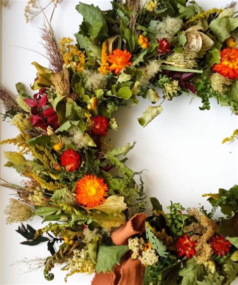 detail jesenného venca s rôznymi prírodnými materiálmi