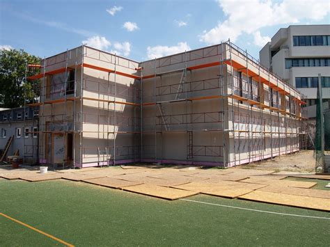 Pohľad na halový objekt s drevenou strešnou konštrukciou