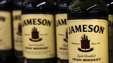 fotografia rôznych fliaš írskej whiskey, vrátane limitovanej edície Jameson