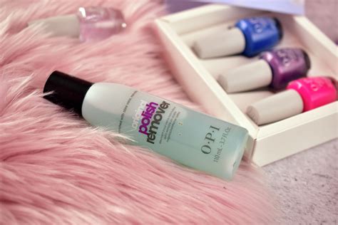 Ilustrácia: rôzne kozmetické produkty, laky na nechty a kefy na vlasy pre dievčatá