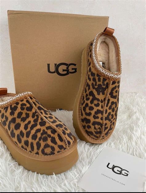 Produktové foto: UGG topánky v rôznych farbách a štýloch