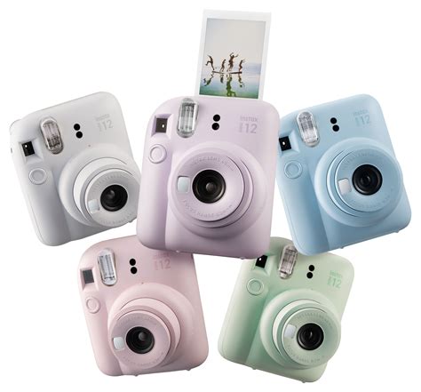 Produktové foto: fotoaparát Fujifilm Instax Mini 12 s vyvolanými fotkami