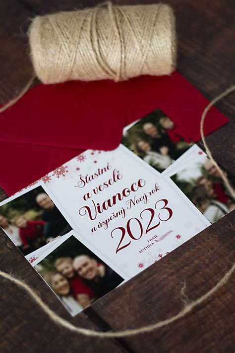 Príklady personalizovaných vianočných pohľadníc s fotografiami a osobnými odkazmi.