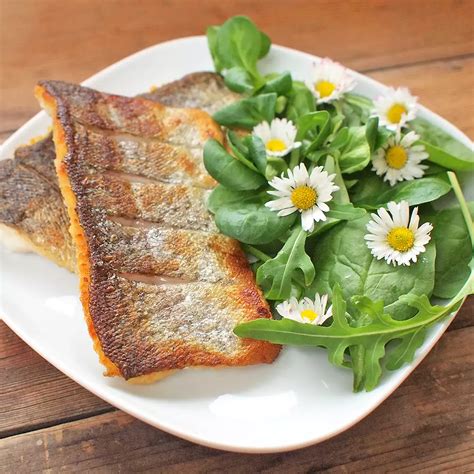 ilustračná fotografia pečeného pstruha s citrónom a bylinkami