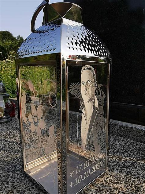 Svietnik s fotografiou zosnulého blízkeho, vyrobený z pohára a LED sviečky.