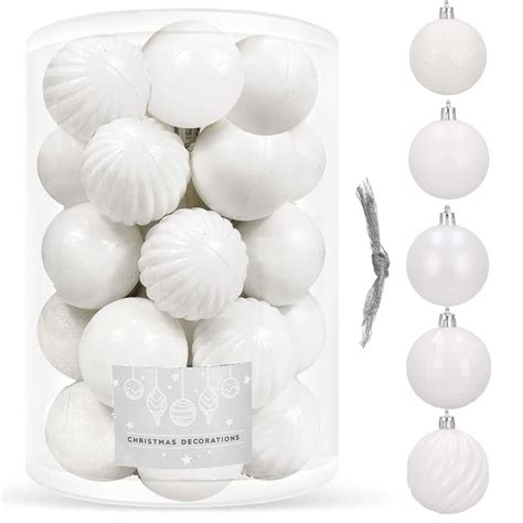 rozmanité biele vianočné gule rôznych povrchov a veľkostí