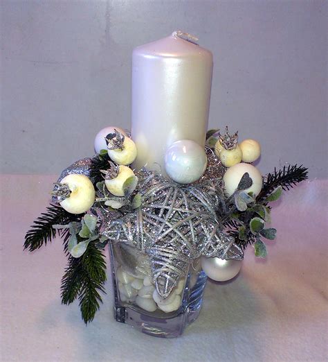 biely vianočný aranžmán s guľami a vetvičkami