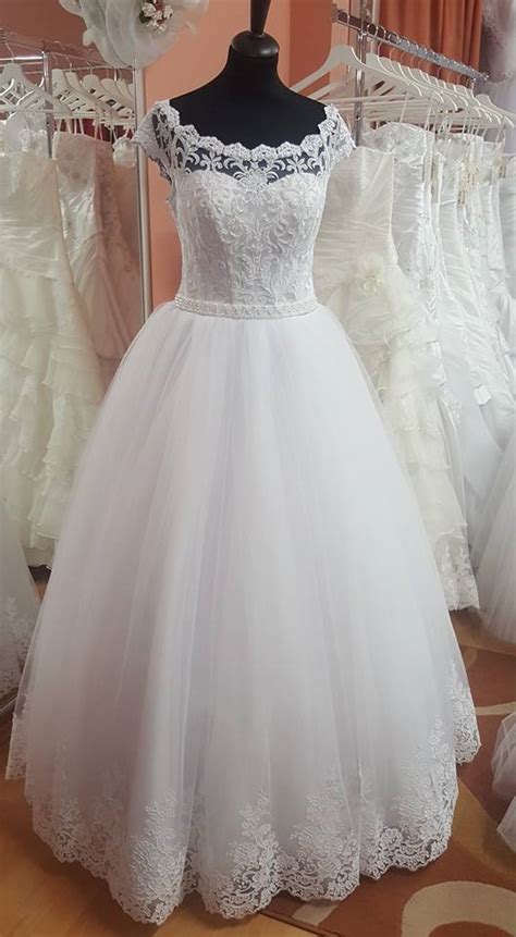 tematická fotka krásnych svadobných šiat