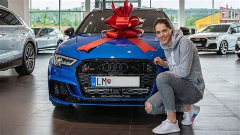 Športové auto s darčekovou mašľou