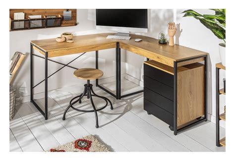 Štýlový pracovný stôl s notebookom a kvetmi