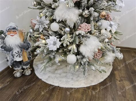 Detailná fotografia dekoratívneho stojana so Santom pod vianočným stromčekom