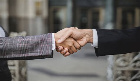 Obchodní partneri si vymieňajú darčeky na obchodnom stretnutí
