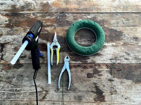 Schéma pripichovania ihličnatých vetvičiek na polystyrénový základ venca pomocou špendlíkov