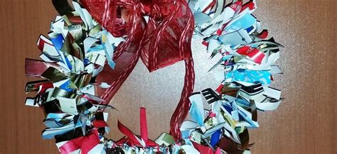 Koláž rôznych vianočných motívov vytvorených zo zvyškov baliaceho papiera.