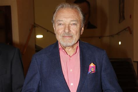 Schéma kariérnych míľnikov Karla Gotta (od Semaforu cez Las Vegas až po rekordné počty ocenení)