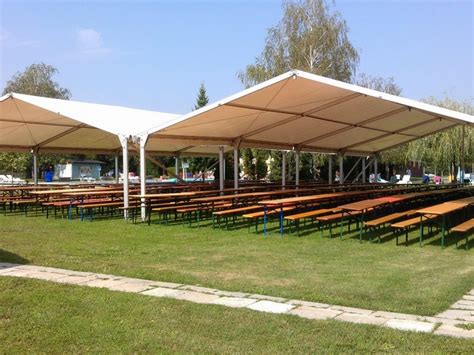 Vizualizácia rôznych veľkostí párty stanov a ich kapacity pre sediacich a stojacich hostí.