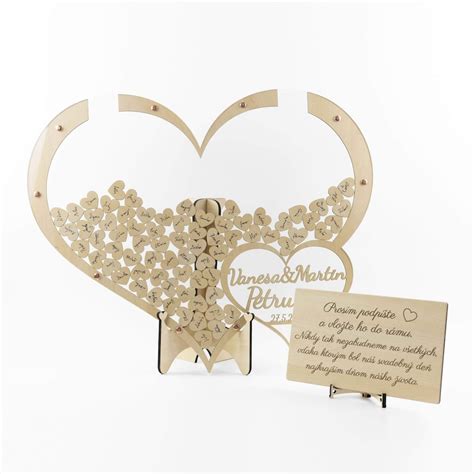 Smerovacie tabule s nápismi pre svadobných hostí