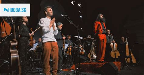 Fotografia Mira Žbirku na pódiu so symfonickým orchestrom