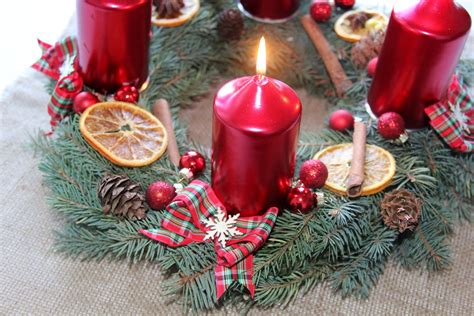 Záber na hotový adventný veniec z čerstvého ihličia s dekoráciami