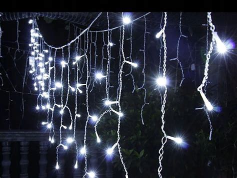 Vianočné LED svetelné závesy s efektom padajúceho snehu