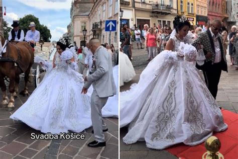 Tematické foto rómskej svadby s bohatým stolom a darmi