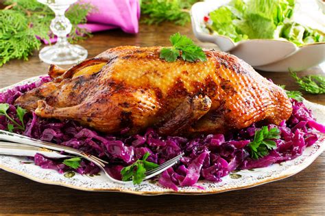 Ukážka rôznych štýlov vianočných ozdôb od tradičných po moderné