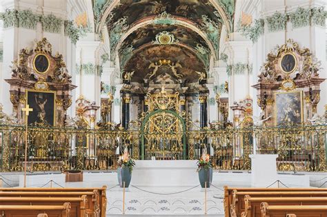 Foto: oltár s liturgickými nádobami a symbolickými darmi úrody