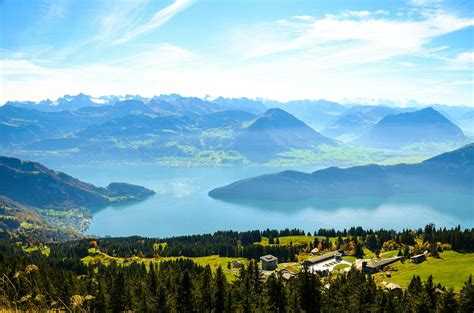 Panoramatická fotografia Liptovského Mikuláša s horami v pozadí