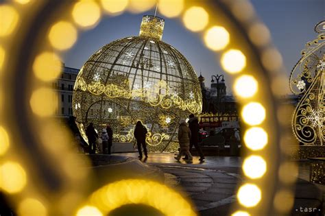 Fotografia ikonického obchodného domu Harrods v nočnom vianočnom osvetlení