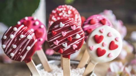 Roztomilé cake pops rôznych farieb a zdobení.