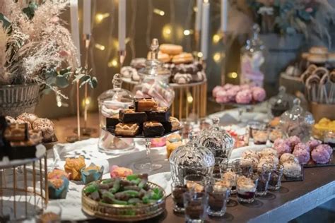 Dekorovaný candy bar plný rôznych sladkostí.