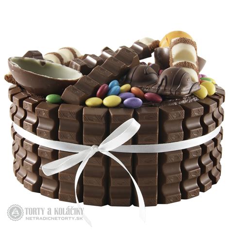 Nádherne zdobená Kinder čokoládová torta.