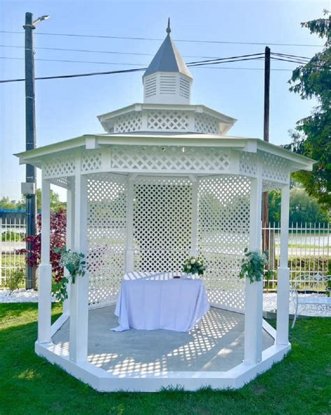 Záhradný altánok postavený na terase pripravený na oslavu