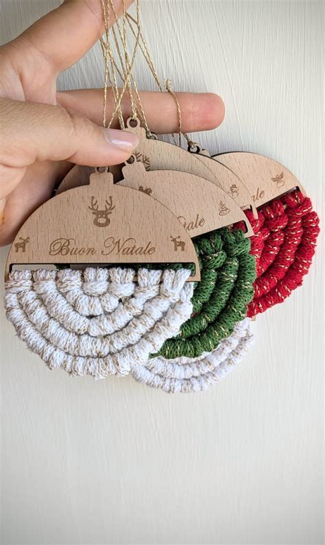 koláž rôznych DIY vianočných ozdôb (papierové, prírodné, macrame)