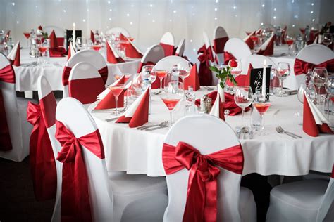 Svadobná hostina v reštaurácii, elegantné prestieranie a dekorácie