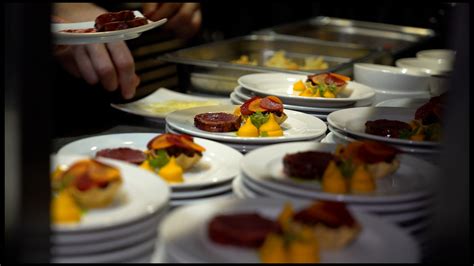 Ukážka slávnostného svadobného jedla podávaného cateringom