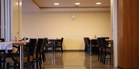 Interiér priestrannej reštaurácie vhodnej na svadobné oslavy