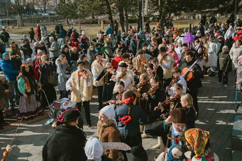 Záber na farebný sprievod masiek v nemeckom meste s alegorickými vozmi a hudobníkmi