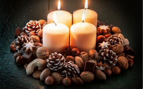 Adventný veniec vyrobený výlučne z prírodných materiálov ako sú šišky, sušené ovocie a vetvičky