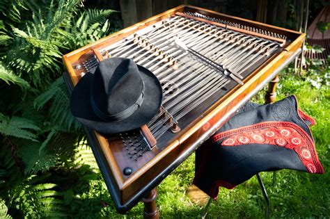 Fotografia členov rómskej hudobnej kapely s cimbalom a husľami