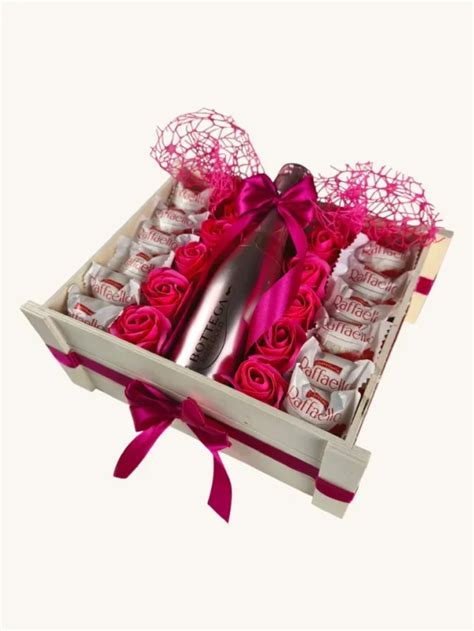 Fotografia wellness košíka s mydlovými ružami a šumivými bombami