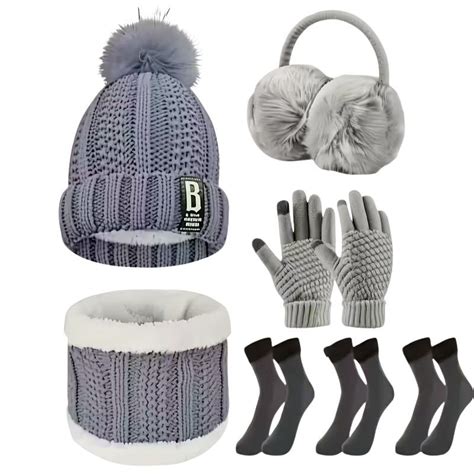 Sada outdoorového vybavenia a zimných športových doplnkov.