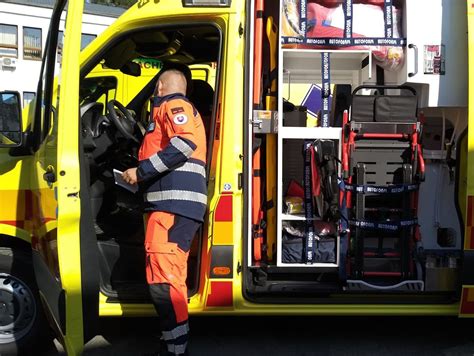 Nespokojný pár pri jedálenskom stole, symbolizujúci problémy s obsluhou