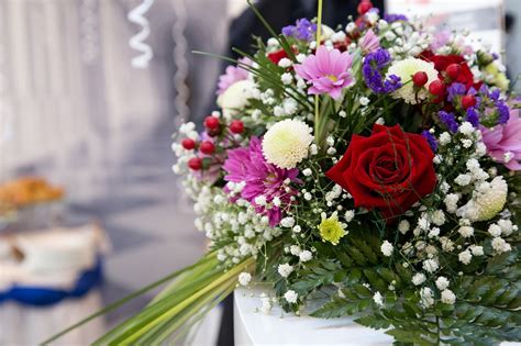 ilustračná fotografia kytice kvetov a darčekov pri príležitosti menín