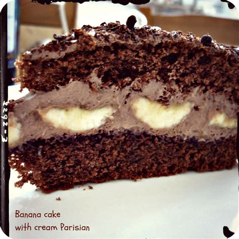 hotová čokoládová torta s parížskym krémom a banánmi, krájanie torty