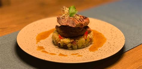 Servírované jedlo v reštaurácii Rubín, kombinujúce medzinárodné a tradičné prvky