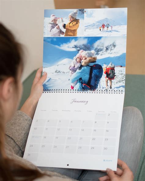 Tematické foto: Osoba s úsmevom držiaca ďakovnú kartu